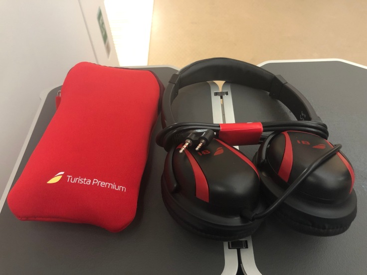 2019 iberia premium economy 05 amenity kit and headphones